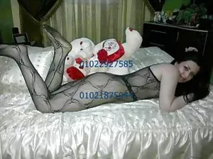 Juliana passionately masturbates in the yard