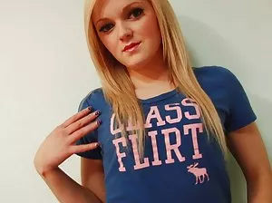 Khokhluška had obmazala its big tits honey and stroking them