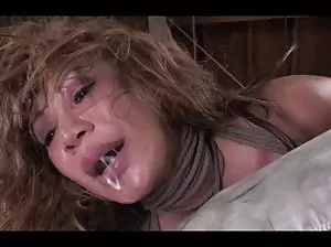 Alice with dyed hair is spying in the ass and screaming