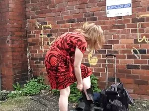 Obedient husband licks his wife pussy and brings her to the skvirta in the bathroom