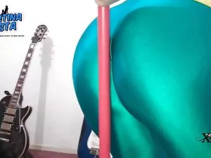 Podchanniy Parzen wildly in the znojnuû of the butt