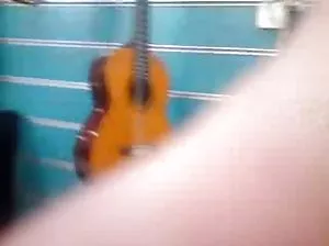 An anxious dude stuffed an apple into a chick's Pizdka