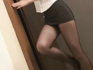 Solo dance Skinny Strepttizershi on the guy's knees