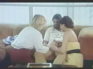 Brunette Lola taught girlfriend to do Kuni