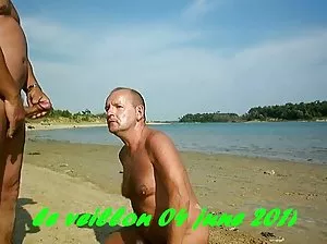 Black stallion poked a white knot and finished her tongue