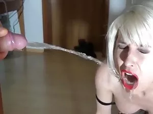 Brunette Ilona in candid pantyhose gave in the Popu